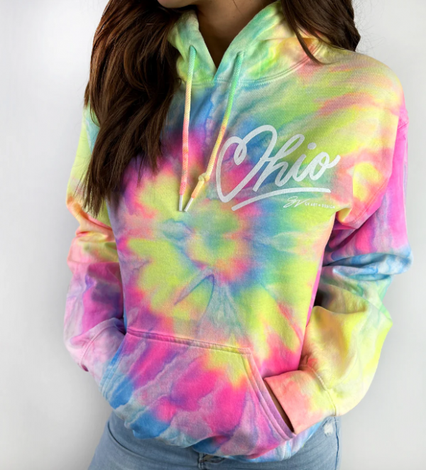 Hoodie dengan pola tie-dye yang artistik